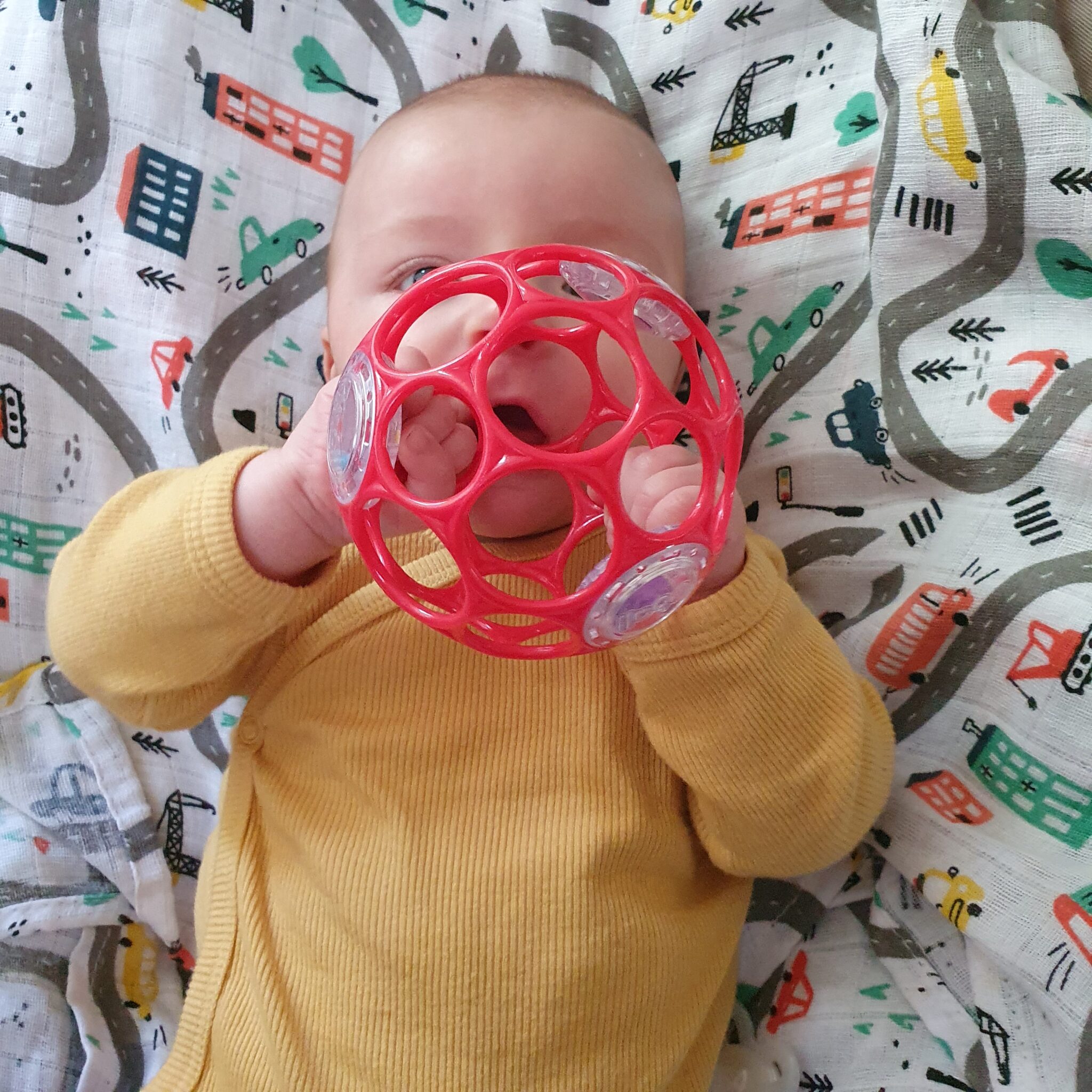 Sven speelt met zijn favoriete speelgoed